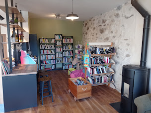 Photo n°5 de Pyrénées Andes - Café, épicerie, poduits locaux et bibliothèque à Seich (Bibliothèque)