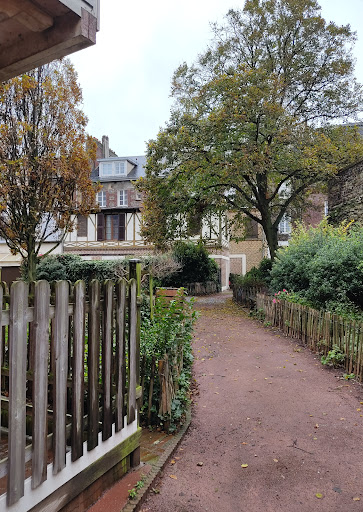 Square Louise Michel