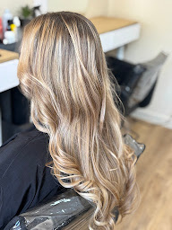 Photo n°20 de LV Coiffure Reyniès - Salon de coiffure Homme Femme Enfants à Reyniès (Casier à colis)