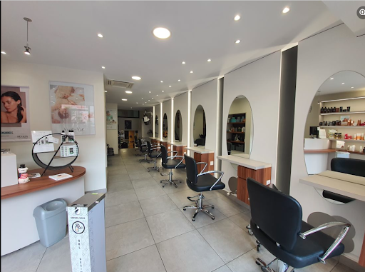Ambiance Coiffure- Coiffeur DAX -Viva la vie -spécial Blond -Barbier- relooking -Wella -Revlon - Spécialiste Mèches - Thumbnail