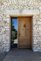 Photo n°1 de Portes Antiques et Rééditions à Beaumettes (Atelier de menuiserie)