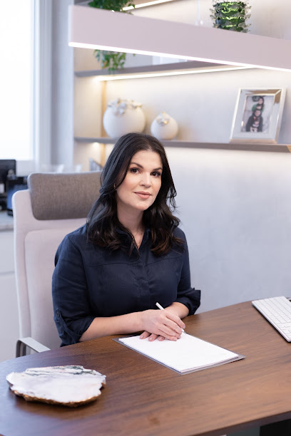 Dra. Laura Scher - Procedimentos estéticos facial e corporal/ Saúde da pele, unhas e cabelos
