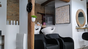 Photo n°1 de Le Salon d'Audrey spécialiste en balayages sur mesure et en coupes signature à Le Trévoux (Magasin de produits de beauté)