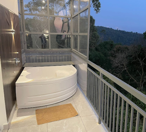 Experience ultimate relaxation at The Fortunara Crown, a premium mountain-view stay near Munnar 🌄🛁 post image