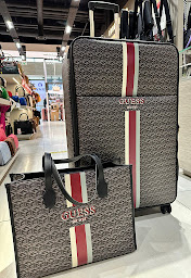 Photo n°7 de Maison de la Maroquinerie Lancel Longchamp Michael Kors Cabaïa à Villeneuve-la-Garenne (Magasin de sacs et bagages)