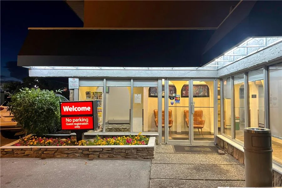 Econo Lodge Motel Village