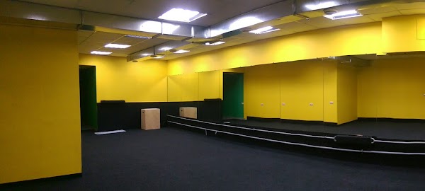 4 спортзал. Тренажерный зал Голд Джим Новокузнецк. Тренажерный зал Голд Джим Новокузнецк Ильинка. Спортивный зал форма Новокузнецк. Тантал Новокузнецк зал.