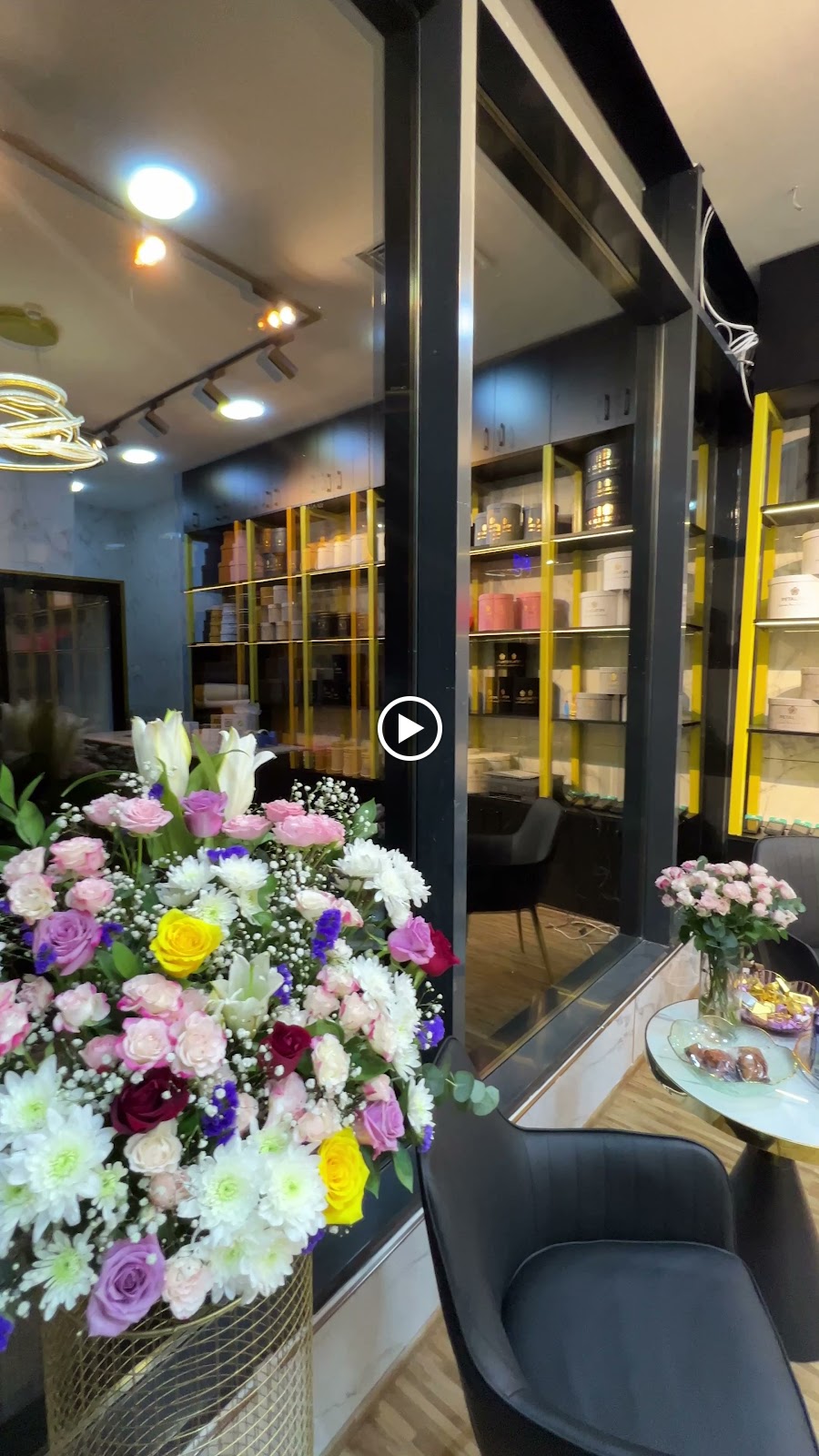Petal Box Flowers & Chocolate | Flower Shop Dubai - Online Flower Delivery in Dubai - صورة 3