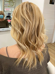 Photo n°1 de Mlle Bar d’extension à Limetz-Villez (Salon de coiffure)