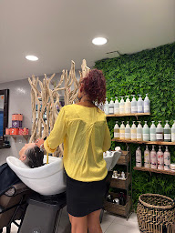 Photo n°9 de Innove Coiffure-Coiffeur près Périgueux-Extension de cheveux naturels-Coloration naturelle-DAVINES-Mèches-Bijoux fantaisie à Champcevinel (Salon de coiffure)