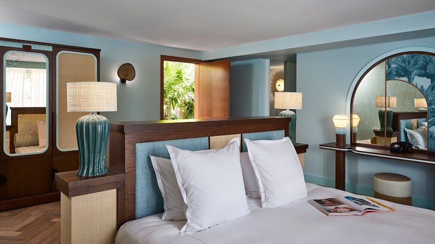 Tropical Hotel by null