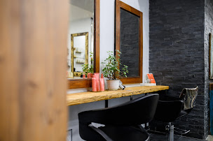 Photo n°5 de Salon l'Officine - Coiffeur Coloriste Bordeaux à Bordeaux (Magasin de cosmétiques)