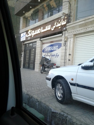 Photos of Samsung representatives Frky Qom