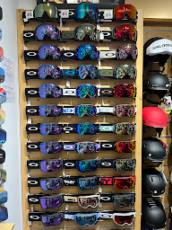 Photo n°11 de Black.Ski MAVERICK - Location de ski VAL THORENS à Val Thorens (Magasin de vêtements pour femmes)