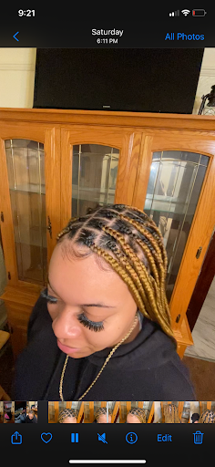 Queens’ hair braiding style - Thumbnail