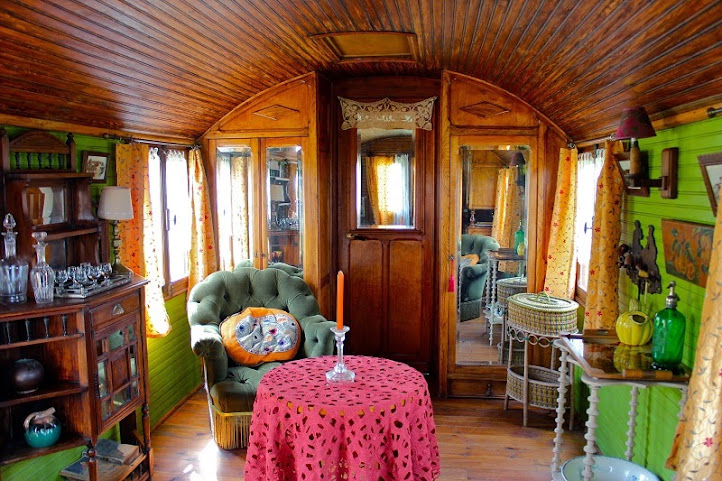 The Caravans and Follies by null