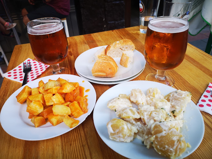 Patatas bravas y patatas con alioli del Restaurante El Lagar