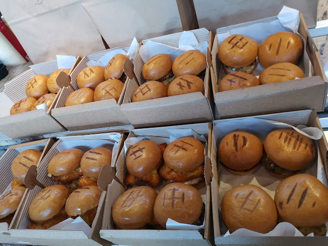 Ηρακλέους 2, Λεωφ. Λαυρίου 7, και 153 51