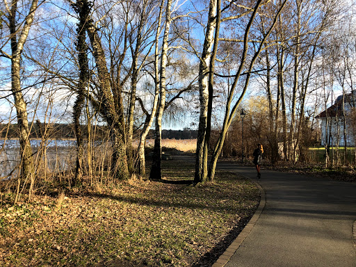 Parkplatz und Wiese