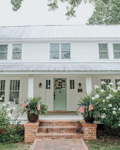 Farmhouse on Boxwood - Thumbnail