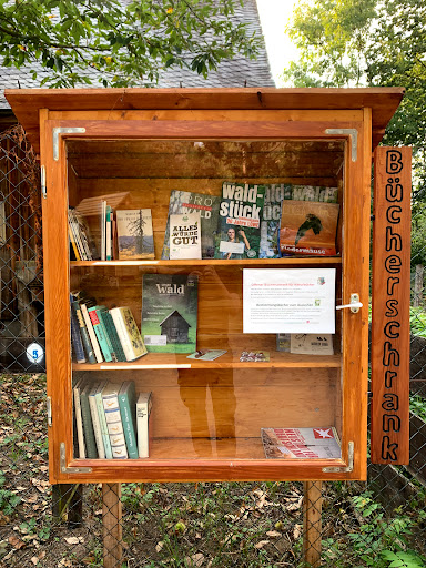 Offener Bücherschrank für Naturbücher