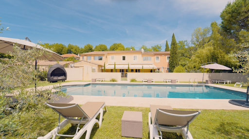 Photo de Domaine Du Grand Lauron : entre Avignon et Aix en Provence (Parc régional du Lubéron Vaucluse)