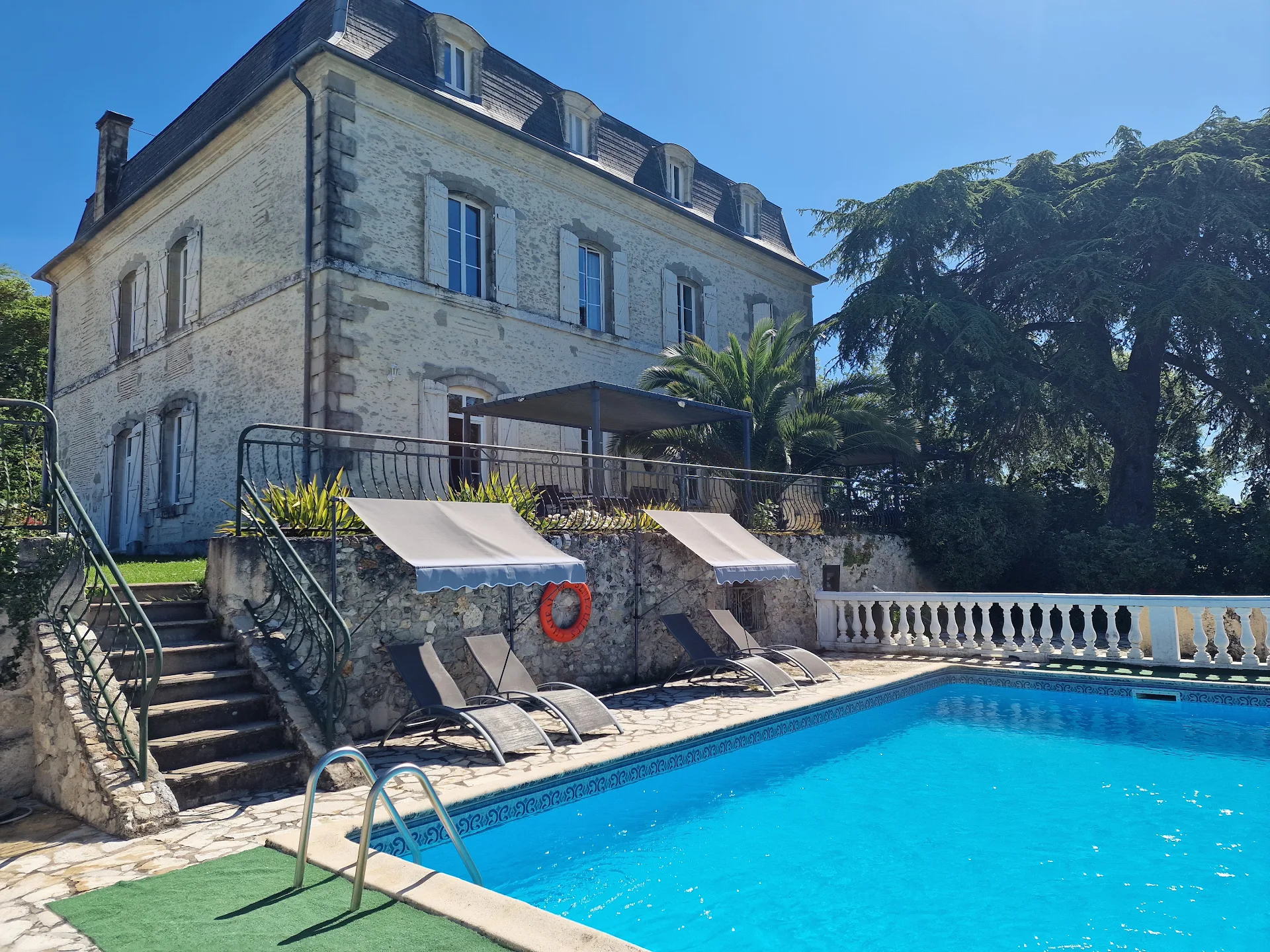 Chateau De Senezelles