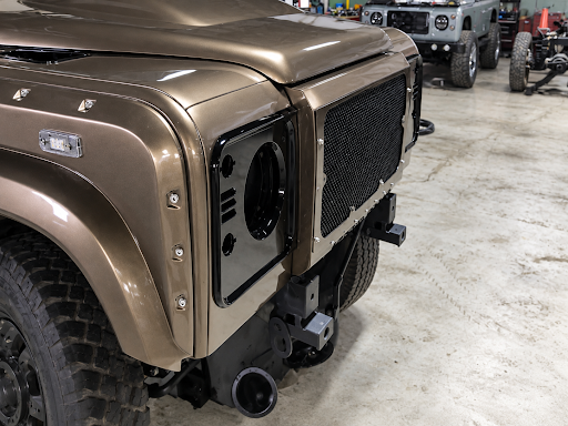 ASLAN Otomotiv atölyesinde bronz Defender ön bölüm montaj ve panel hizalama detayı