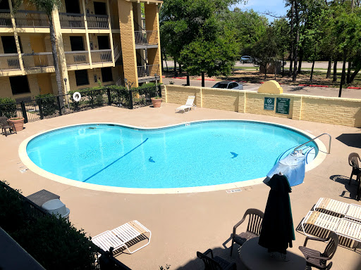Super 8 by Wyndham The Woodlands North - Thumbnail