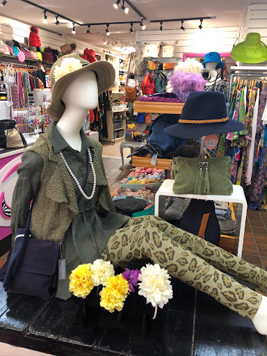 Quirky Boutique & Vintage LOOE - Thumbnail