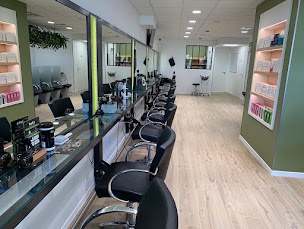 Photo n°4 de LOOK'S - Les salons de coiffure - Fouesnant - SANS RDV - Non stop 6J/7 à Fouesnant (Salon de coiffure)