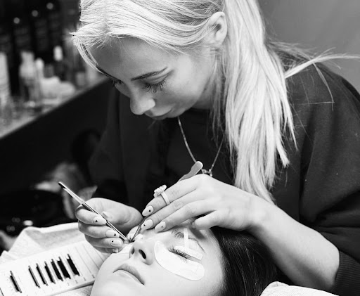 La Lash Moss | vippeextensions, brynslaminering, vippeløft og bryn i Moss