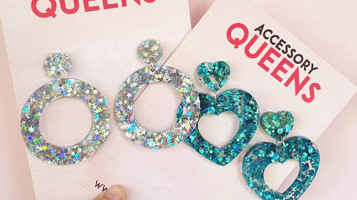 Accessory Queens - Visual