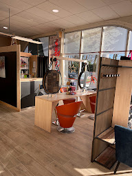 Photo n°1 de Jos Coiffure ( Salon Mixte) à Serres-Castet (Magasin de produits de beauté)