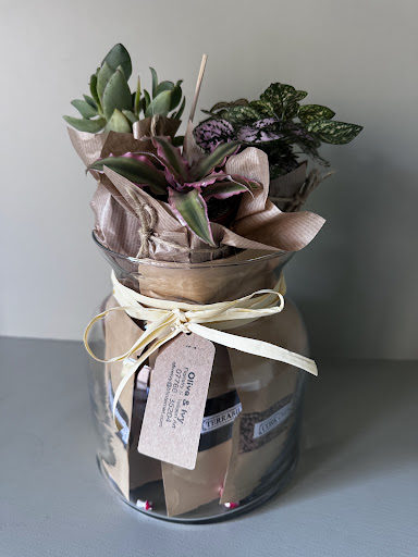 Olive & Ivy flowers & balloons - Thumbnail