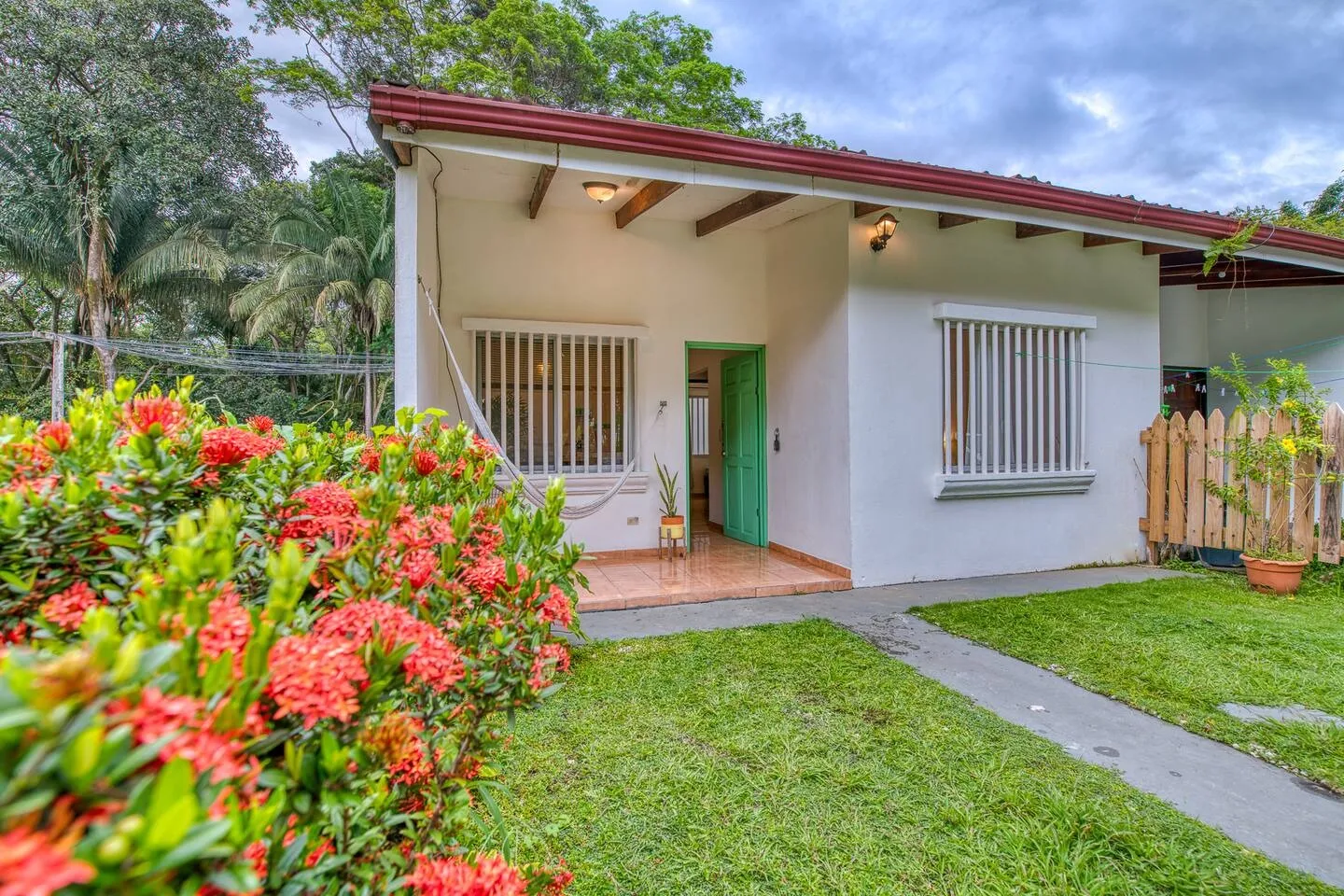 Tropical Camas Hostel&Surf Camp