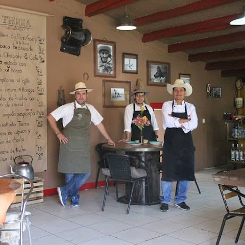 Tierra Cocina Artesanal / Urubamba by null