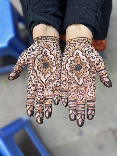 Kuldeep Mehndi artist a renowned 3D mehndi artist known for his intricate and creative henna desi… post image