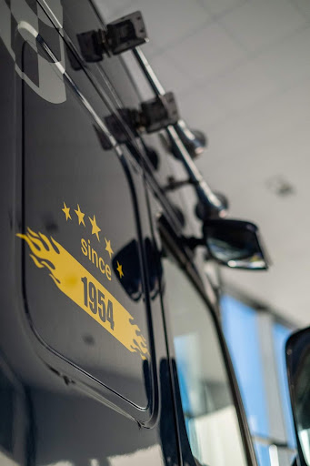 Garage volvo truck - Thumbnail