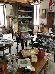 Photo n°3 de Brocante & Patine à Tour-de-Faure (Magasin de meubles d'occasion)