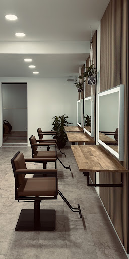 Casual Chic Friseure