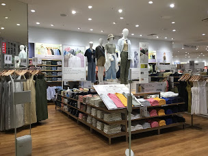 Photo n°22 de UNIQLO PARLY 2 à Le Chesnay-Rocquencourt (Magasin de vêtements pour femmes)