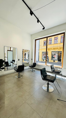 Olafe Haare und Makeup