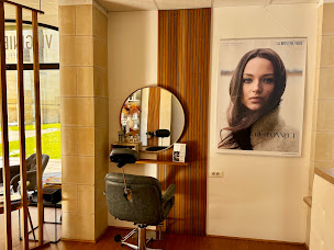 Photo n°27 de Virginie Foucteau Coiffure & Beauté La Biosthétique Paris / Prothésiste Capillaire-chevelures à Avoine (Service de remplacement capillaire)