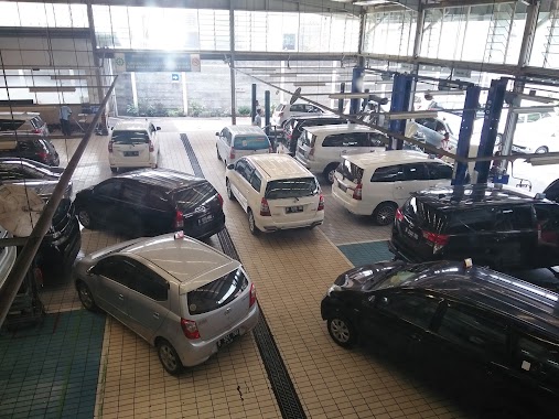 Tunas Toyota Jatiwaringin, Author: Subur Wijaya