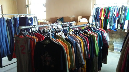Hangout Clothing Center Logo