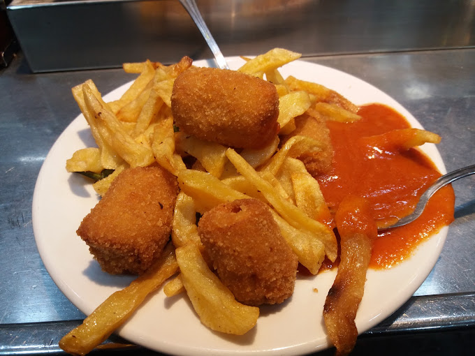 Tapa de croquetas y patatas fritas en Bar Herjomar