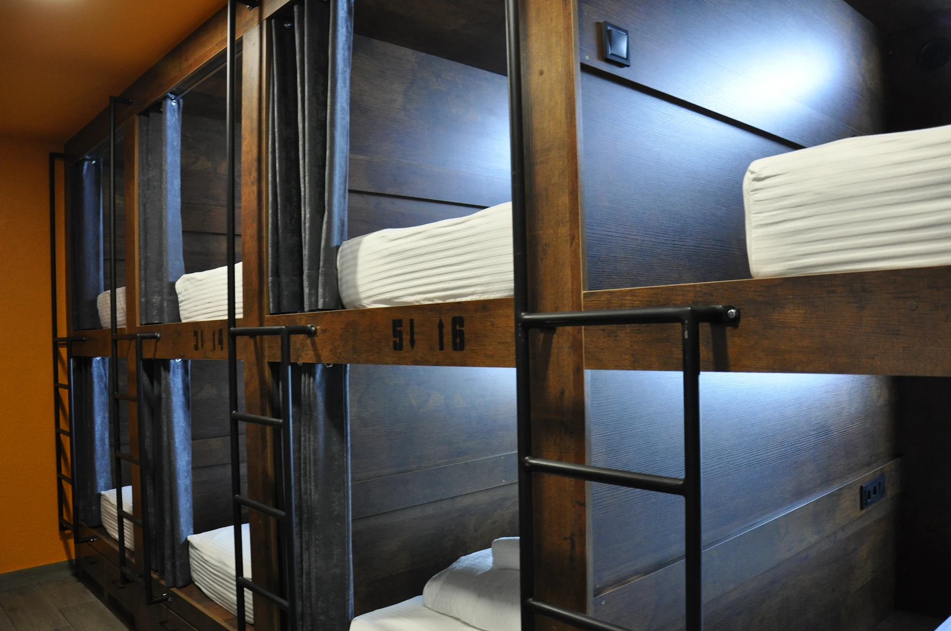 Full House Hostel