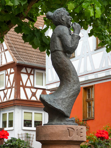 Brunnen "Die Zecherin" Logo