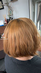 Photo n°2 de Le petit salon de Chloë à Saint-Aubin-lès-Elbeuf (Salon de coiffure)